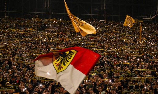 暴风雪下的德甲：汉堡与勒沃库森比赛推迟及其影响