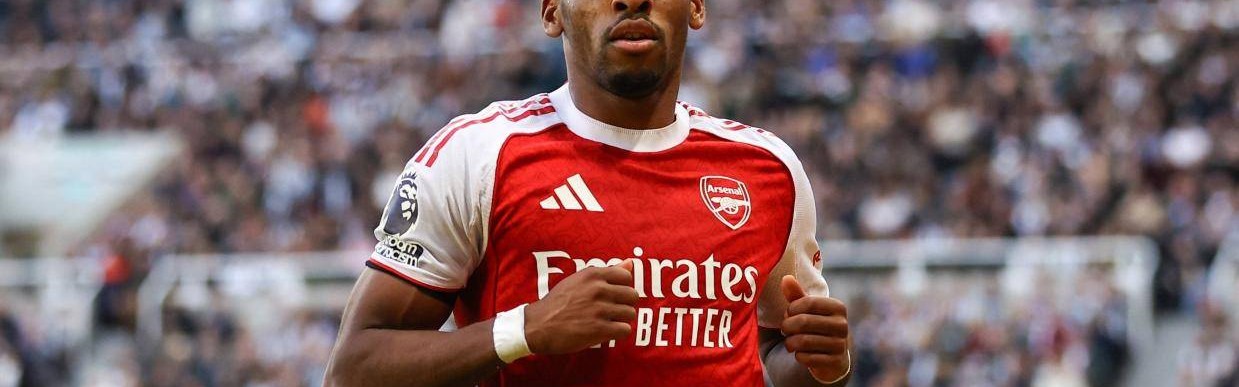 24岁荷兰边卫撑起一片天！攻防两端表现俱佳，阿森纳争冠新拼图