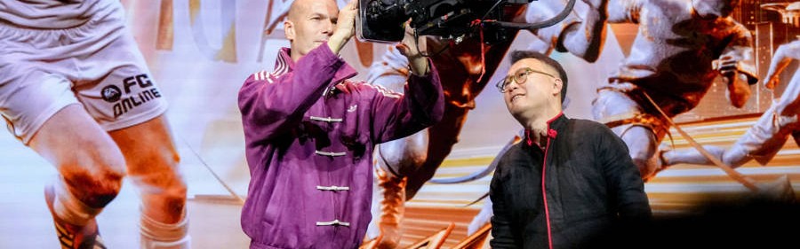 一“齐”登场，齐达内中国行亮相FC足球发布会，现场收获皇马球迷热烈致敬