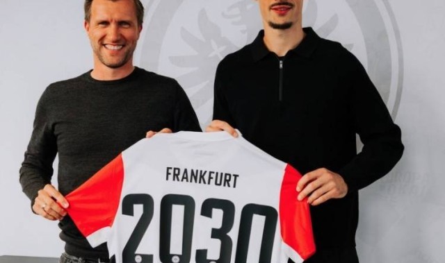 不去药厂&amp;多特！官方：28岁中卫罗宾-科赫和法兰克福续约至2030年