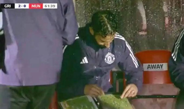 曼联连战三败！阿莫林或考虑辞职，球迷集体呼唤穆帅回归