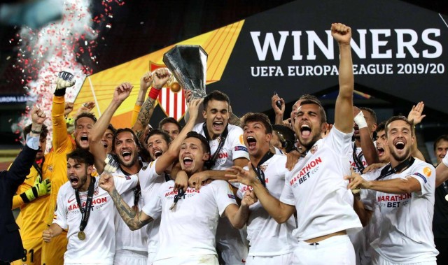 足球比赛的最高荣誉是什么？